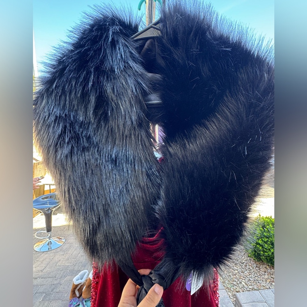 Black faux fur evening shaul. New with tag.